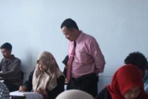 Rektor Uniku saat meninjau test PMB.